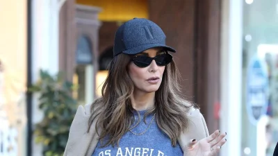 Αγνώριστη με το νέο της look η Μπέττυ Μαγγίρα - Έκοψε πολύ κοντά τα μαλλιά της