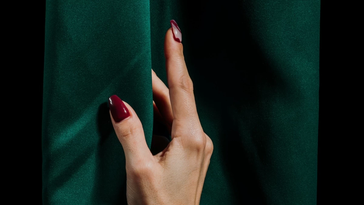 Mocha nails: H hot τάση στο μανικιούρ που θα λατρέψεις φέτος το φθινόπωρο!