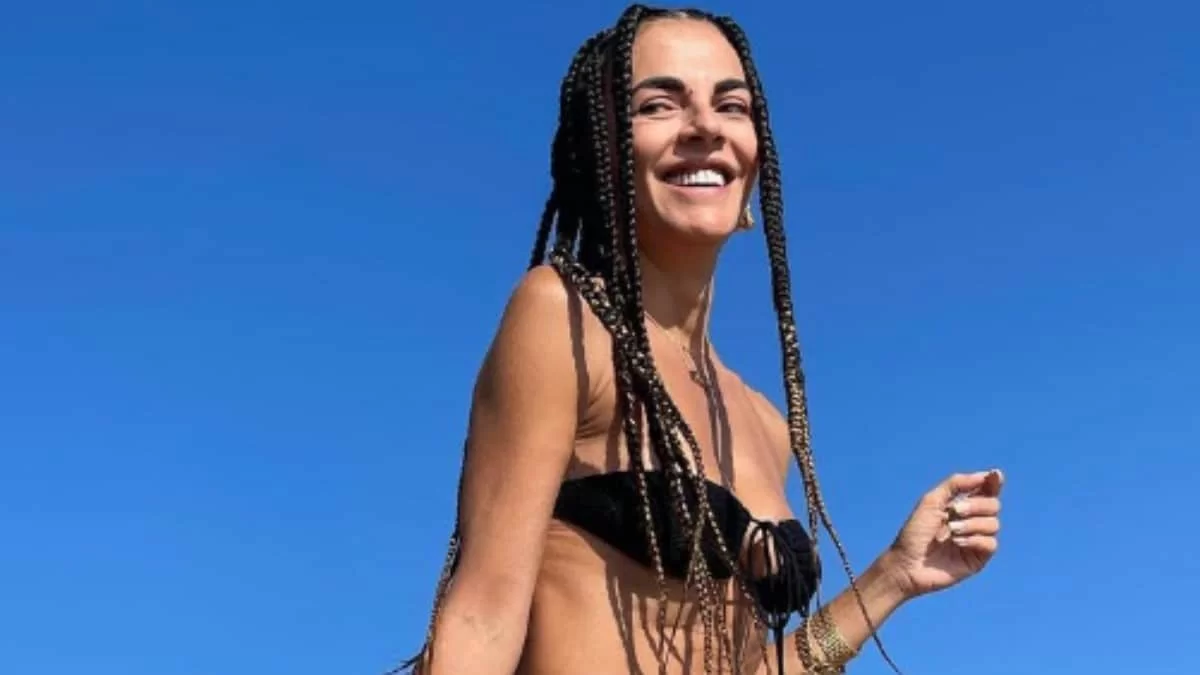 Με ξεκουμπωμένο πουκάμισο και ένα ποτήρι κρασί στο χέρι - Πόζαρε πάνω σε τζετ σκι η Μαρία Σολωμού (Βίντεο)