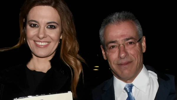 Αδημοσίευτη φωτογραφία από τις διακοπές Μάνεση & Μαυραγάνη: Εκείνος με τζιν & t-shirt και πράσινο σορτσάκι εκείνη