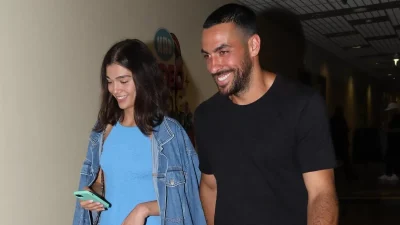 Με φούξια φόρεμα σε γάμο στον Πόρο - Η συγκλονιστική εμφάνιση της Μελίνας Νικολαΐδη στο πλευρό του Αλέξανδρου Πολυχρονιάδη