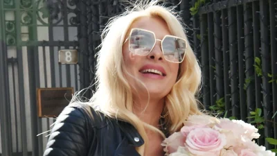 Πέταξε τις γόβες μετά το τέλος της εκπομπής -  Η άλλη όψη της Ελένης Μενεγάκη στο καμαρίνι της στο Mega