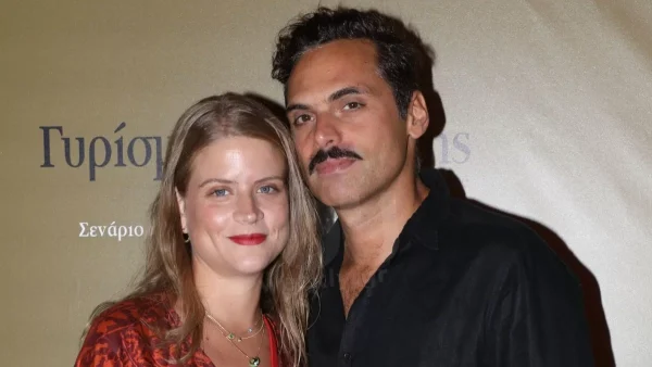 Η κοιλίτσα της έχει φουσκώσει πολύ: Με κόκκινο κραγιόν & πορτοκαλί σετ - Η πρώτη δημόσια εμφάνιση της Μιχαλάκη με τον Παπαγεωργίου μετά την ανακοίνωση της εγκυμοσύνης