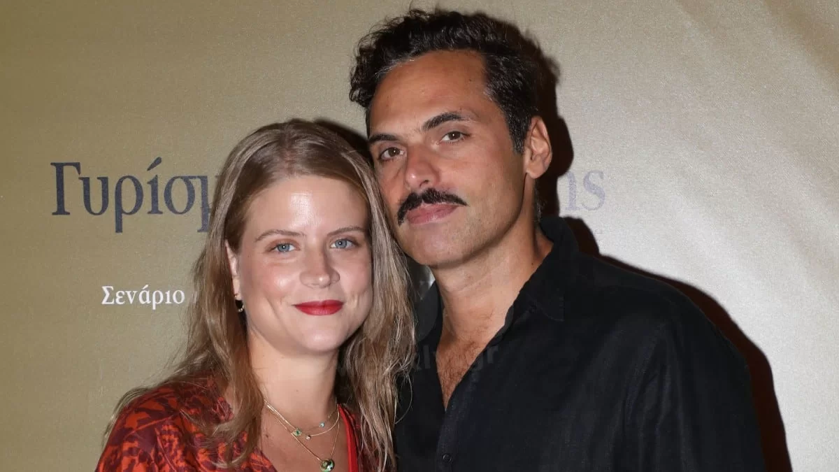 Η κοιλίτσα της έχει φουσκώσει πολύ: Με κόκκινο κραγιόν & πορτοκαλί σετ - Η πρώτη δημόσια εμφάνιση της Μιχαλάκη με τον Παπαγεωργίου μετά την ανακοίνωση της εγκυμοσύνης