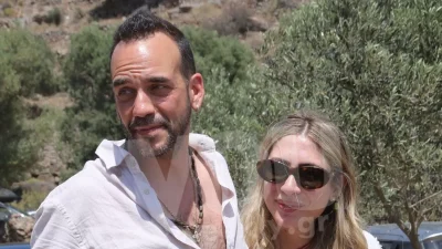 Με biker κολάν, λευκό πουκάμισο και αθλητικά παπούτσια - Η εμφάνιση της Μαριλούς Κόζαρη στο μαιευτήριο λίγο πριν γεννήσει