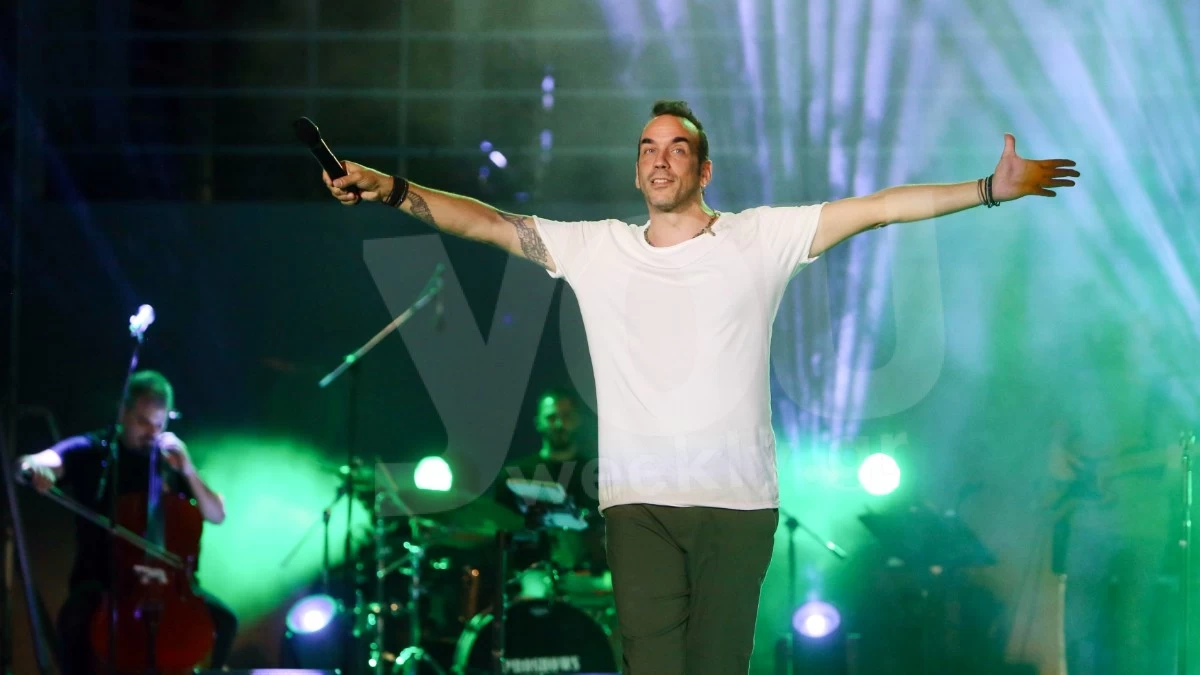 Με το χαμόγελο μέχρι τα αυτιά στο καμαρίνι του - Η πρώτη συναυλία του Μουζουράκη μετά τη γέννηση της κόρης του