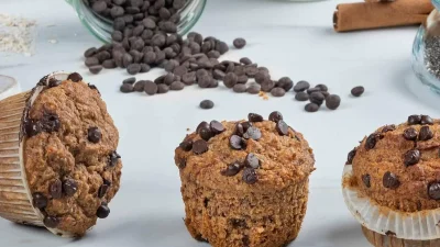 Έτοιμα σε 1' χωρίς μίξερ - Απολαυστικά μπανάνα muffins χωρίς ζάχαρη με κομματάκια σοκολάτας