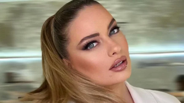 Μελαχρινή με γαλαζοπράσινα μάτια και ωραίο χαμόγελο - Μια κούκλα η αδερφή της Ντόρας Μακρυγιάννη