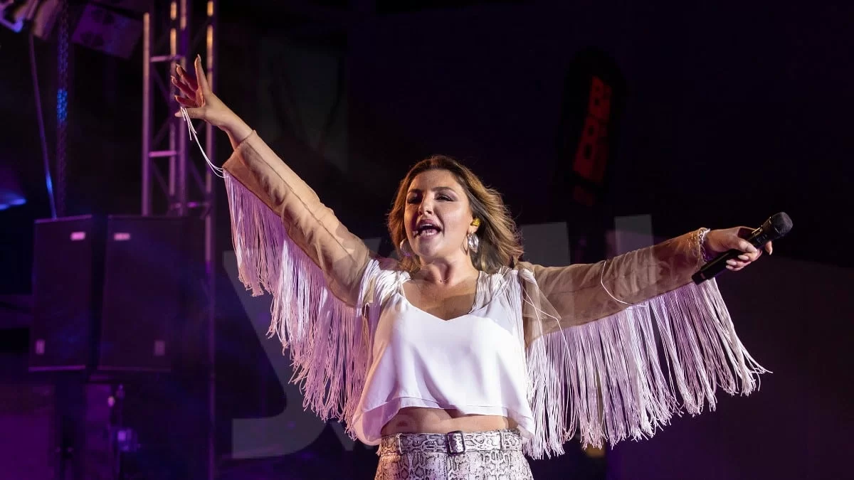 Δεν είχε δει το φακό - Τα βλέμματα που έριχνε ο Ανδρέας Καψάλης στην Παπαρίζου από μια γωνία στο Βεάκειο θέατρο