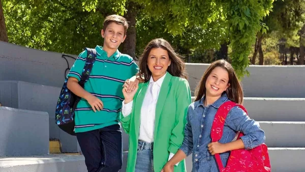 Πρώτη μέρα σχολείο: Τα ρούχα και αξεσουάρ που χρειάζεται το παιδί σου αλλά κι εσύ