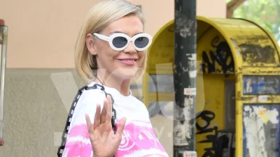 Σάσα Σταμάτη: Χαμογελαστή στο κέντρο της Αθήνας - Με ροζ σετ και λευκές παντόφλες στη μοναχική της βόλτα