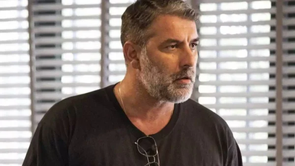 Σασμός: «Πλάνο Μπισμπίκη με κοιλούμπα έξω, κάποιος πίνει πολλές μπύρες και φαίνεται» - "Κλάμα" στο twitter με το ημίγυμνο πλάνο του Ανδρέα Βρουλάκη