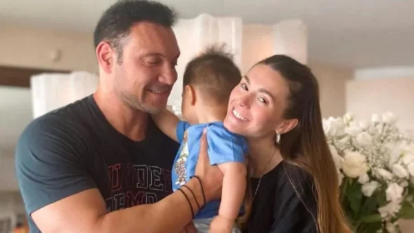 Από την Άνδρο στην Κυλλήνη και πίσω στη βίλα τους στη Βούλα - Οι καλοκαιρινές διακοπές της Σιαμπάνη με τον Σταθοκωστόπουλο και το γιο τους