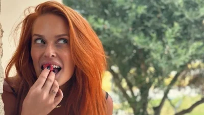 Με ροζ κολλητό φόρεμα και κοψίματα στο στήθος - Πανζουρλισμός με την εμφάνιση της Σίσσυς Χρηστίδου στο στούντιο του MEGA