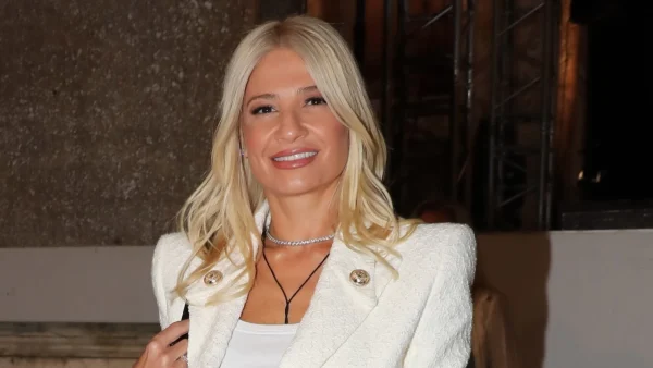 H Φαίη Σκορδά υιοθέτησε το πιο ανεπιτήδευτο beauty look που έκλεψε κυριολεκτικά την παράσταση!