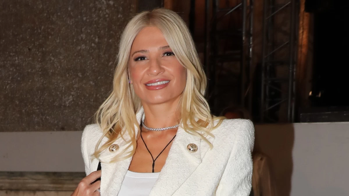 H Φαίη Σκορδά υιοθέτησε το πιο ανεπιτήδευτο beauty look που έκλεψε κυριολεκτικά την παράσταση!