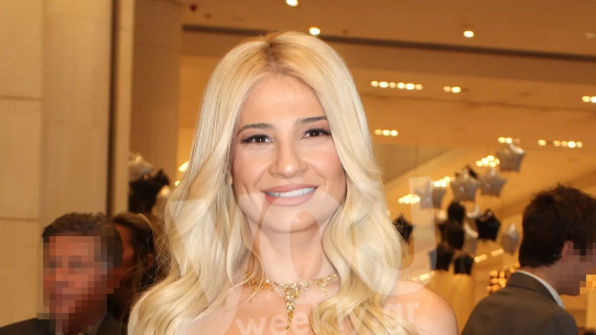 Φαίη Σκορδά: Έγινε νονά - Σχεδόν άβαφη, με φλατ πέδιλα και λευκό μακρύ φόρεμα