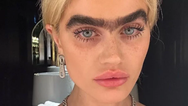 Με λευκά πλακάκια και καθρέφτη που γεμίζει όλο τον τοίχο - Το καμαρίνι της Σοφίας Χατζηπαντελή στο My Style Rocks