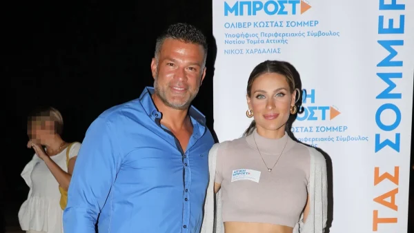 Κούκλα στα μπεζ με κοντό μπλουζάκι και στενό παντελόνι η Βαλεντίνη Παπαδάκη στη βραδιά «αφιέρωμα» στον Κώστα Σόμμερ