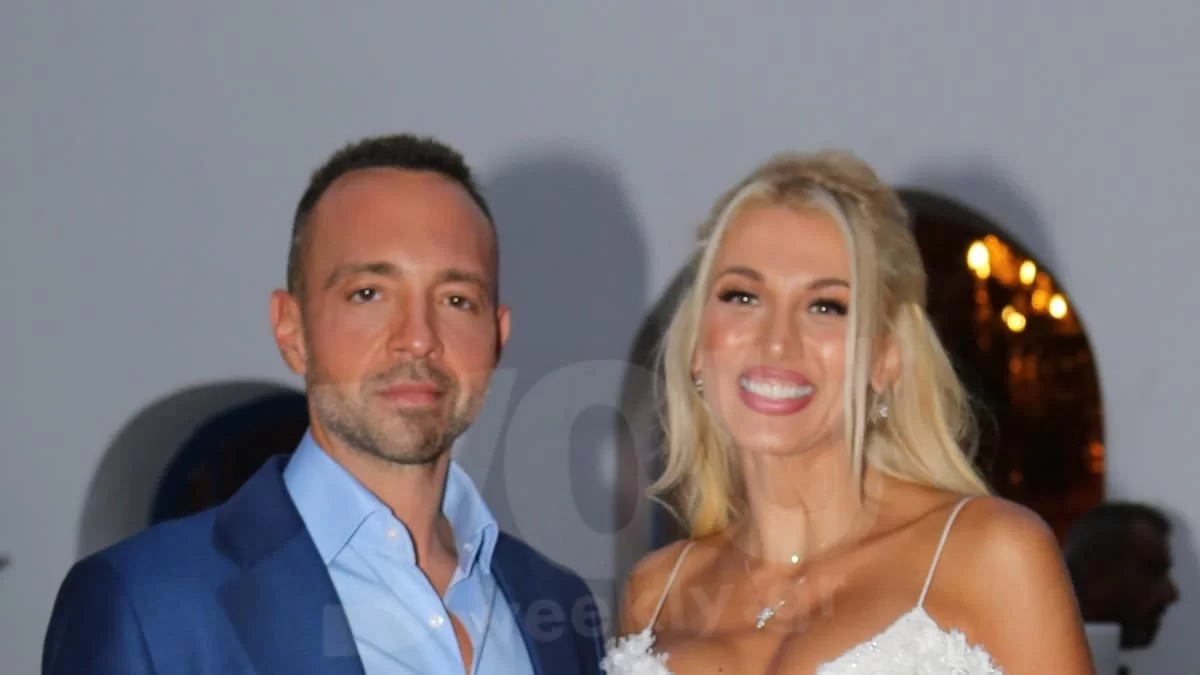 Βαφτίστηκε ο γιος της Σπυροπούλου & του Σταθοκωστόπουλου - Απαστράπτουσα με λευκό μίντι φόρεμα η Κωνσταντίνα