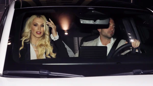 Ρομαντικό δείπνο σε εστιατόριο με θέα την Ακρόπολη - Η κομψή εμφάνιση της Κωνσταντίνας Σπυροπούλου στα γενέθλιά της