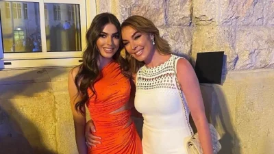 Με μαύρη ολόσωμη φόρμα η μητέρα, με μίνι φόρεμα η κόρη - Για φαγητό σε χλιδάτο εστιατόριο της Νέας Υόρκης η Τατιάνα Στεφανίδου με την Λυδία