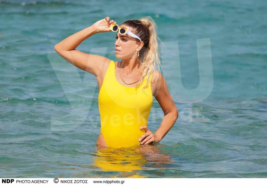 Με κίτρινο ολόσωμο μαγιό σε παραλία της Μυκόνου: Αποκλειστικές φωτογραφίες από τις διακοπές της Κατερίνας Στικούδη και του Βαγγέλη Σερίφη