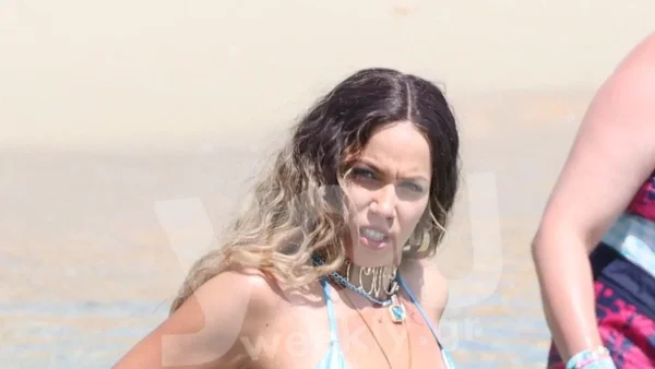 Είχε κόψει το σορτσάκι της σε σχήμα μαγιό - Το τρικ της Κατερίνας Στικούδη για να κρύψει την εγκυμοσύνη στην παραλία