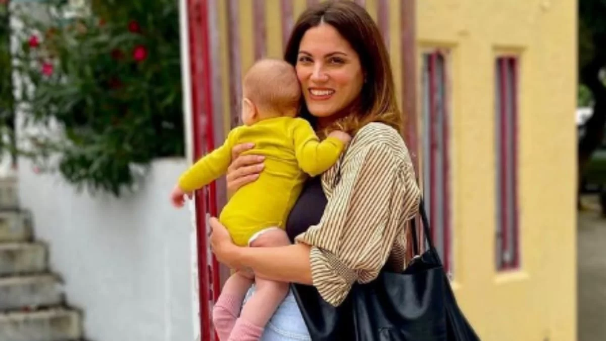 Παιχνίδια στην άμμο με το πρώτο της φουσκωτό - Οι καλοκαιρινές διακοπές Συνατσάκη & Στρατή με το μωρό