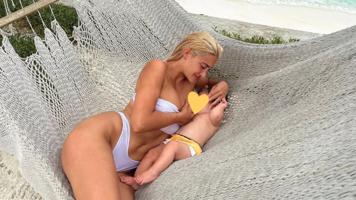 Τυλιγμένος με το μπουρνούζι του ο νουνίτο στο σκάφος και εκείνη με "καυτό" μπικίνι - Η φωτογραφία της Ιωάννας Τούνη με τον γιο της στα Κύθηρα