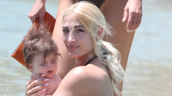 «Έχω έναν αδελφό από Σουηδία και μία αδελφή από...» - Η συνάντηση της Ιωάννας Τούνη με τα παιδιά του πατέρα της στη βάφτιση του νουνίτο