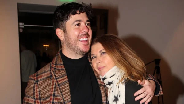 Συγκινημένη η Σοφία Αλιμπέρτη στο πλευρό του γιου της Μιχαήλ Βαρθακούρη στην έκθεση φωτογραφίας του στο Παρίσι