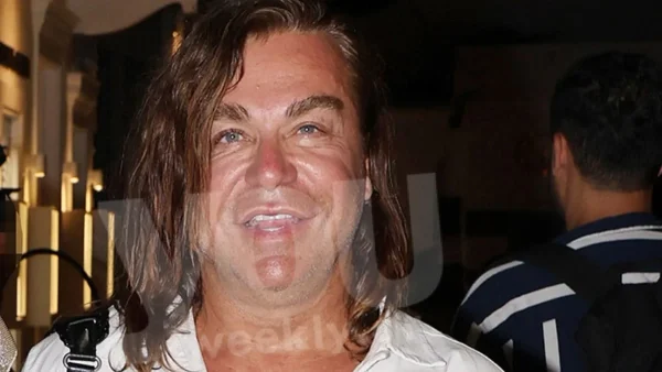 Όλα τα βλέμματα στο παντελόνι του - Δεν πέρασε απαρατήρητη η εμφάνιση του Τρύφωνα Σαμαρά στη Μύκονο