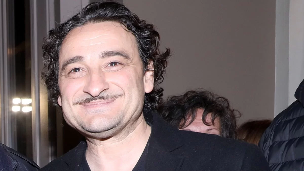 "Χωμένο" μέσα στα βουνά - Διώροφο με τζάκι, τεράστιο κήπο και θέα πράσινο το εξοχικό σπίτι του Βασίλη Χαραλαμπόπουλου στις Μηλιές