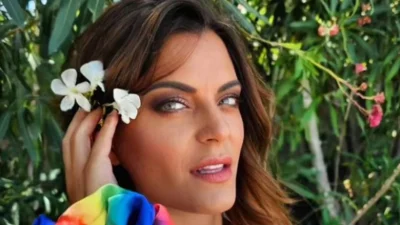 Φουσκώνει η κοιλίτσα της Χριστίνας Βραχάλη - Νέα φωτογραφία της με φλοράλ φόρεμα από το στούντιο