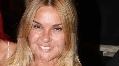 Στην παραλία αγκαλιά με την εγγονή της - Το σώμα της Χριστίνας Παππά στα 54 με μαγιό