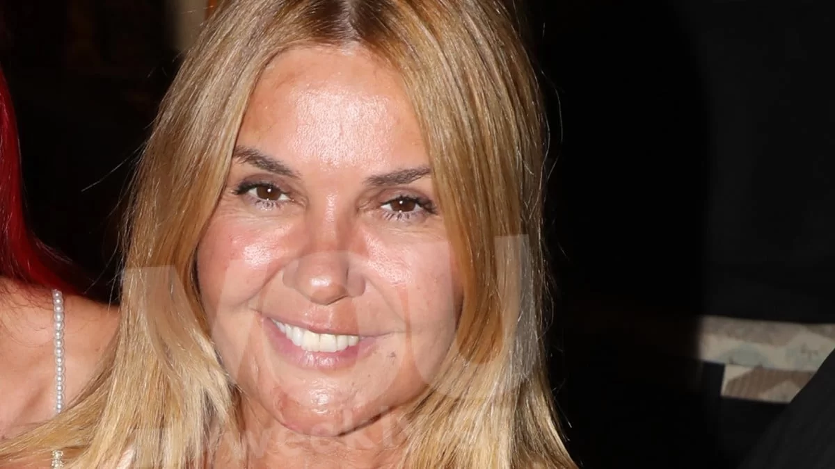 Στην παραλία αγκαλιά με την εγγονή της - Το σώμα της Χριστίνας Παππά στα 54 με μαγιό