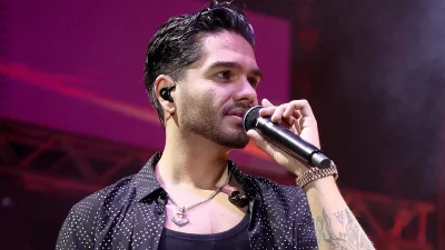 Χαλασμός σχολίων σε ανάρτηση του Χρήστου Μάστορα - Παροξυσμός με το βίντεο που σιδερώνει φορώντας λευκό αμάνικο μπλουζάκι