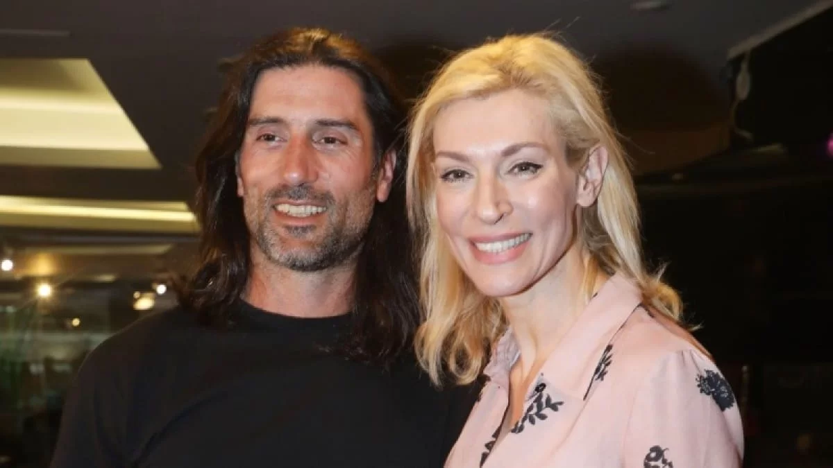 Ξανά μαζί η Ζέτα Δούκα και ο Μιχάλης Χατζαντωνάς για χατίρι της κόρης τους - Η φωτογραφία στα σκαλοπάτια του σπιτιού τους