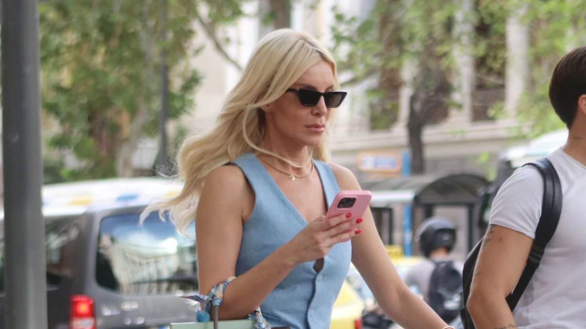 Πανζουρλισμός στο κέντρο της Αθήνας με την Κατερίνα Καινούργιου - Κομψή με γαλάζιο γιλέκο και καμπάνα παντελόνι