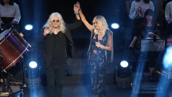 Δεν είχε ιδέα η Άννα Βίσση - Συγκλονισμένη με το επί σκηνής δώρο του Νίκου Καρβέλα στο Ηρώδειο