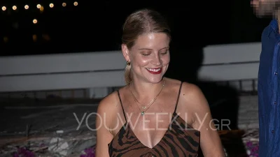 Ο ξέφρενος χορός της Δανάης Μιχαλάκη με φουσκωμένη κοιλίτσα - Με στενό τζιν και κολλητό φανελάκι (Βίντεο)