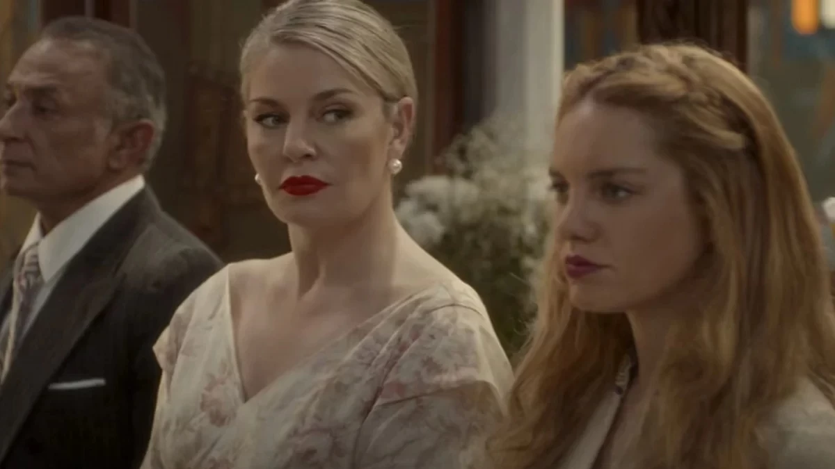 Το Προξενιό της Ιουλίας: «Δεν θα επιτρέψω ποτέ να παντρευτείς τον γιο του φονιά του πατέρα σου! Εσύ το αντέχεις;» - Υποκύπτει τελικά στις πιέσεις της μητέρας της