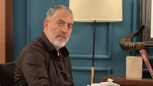 H Γη της Ελιάς: «Μπορείς απόψε να βγεις με όλες τις...» - Χαμός στο Τwitter με τα "ξενοκοιτάγματα" του Δημοσθένη