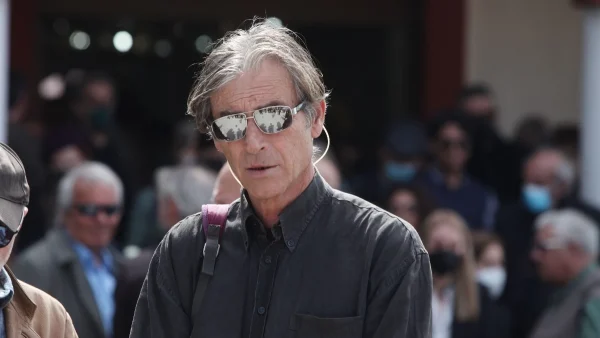 Μαυροφορεμένος σε κηδεία - Η τελευταία δημόσια εμφάνιση του Αίαντα Μανθόπουλου