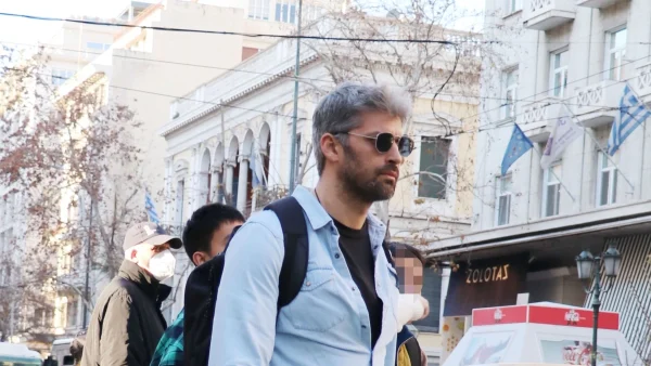 Αλέξης Παππάς: Οι τεράστιες τζαμαρίες και ο πέτρινος τοίχος του υπέροχου μοντέρνου σπιτιού του (Βίντεο)