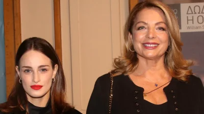 Μαυροφορεμένες και πάντα χαμογελαστές - Λαμπερή έξοδος για την Άντζελα Γκερέκου και την Μαρία Βοσκοπούλου