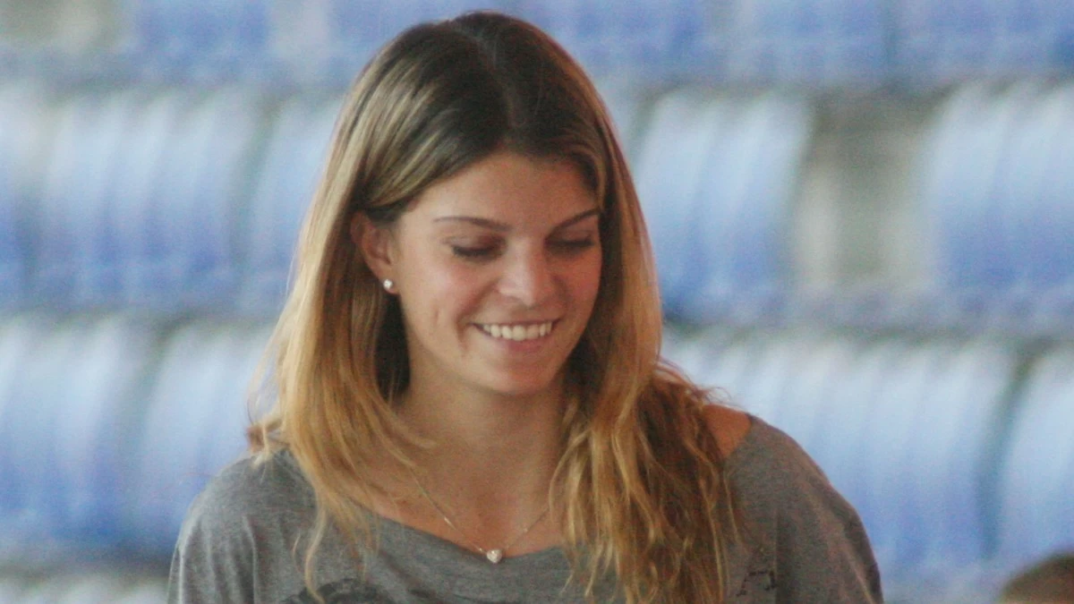 Ινκόγκνιτο στο νησί της Μυκόνου η Αθηνά Ωνάση - Έκρυβε το πρόσωπό της με μαντίλι (Βίντεο)