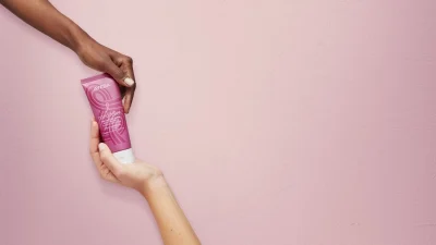 H Aveda στηρίζει την καμπάνια Pink Ribbon 2023 λανσάροντας μια συλλεκτική κρέμα χεριών