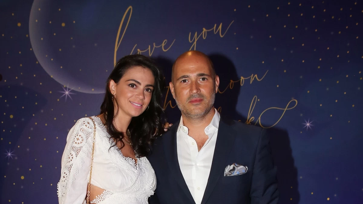 Η τρυφερή οικογενειακή φωτογραφία του Κωνσταντίνου Μπογδάνου και της Έλενας Καρβέλα - Τα γενέθλια της ενός έτους κόρης τους